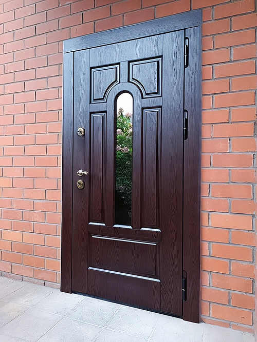 Остекленная входная дверь