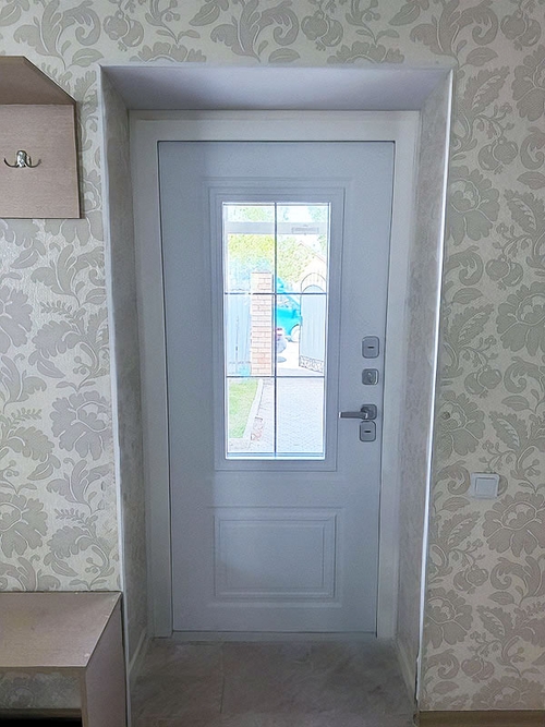 Дверь с остеклением