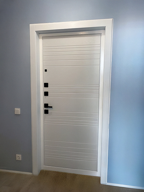 Квартирная дверь с квадратной фурнитурой