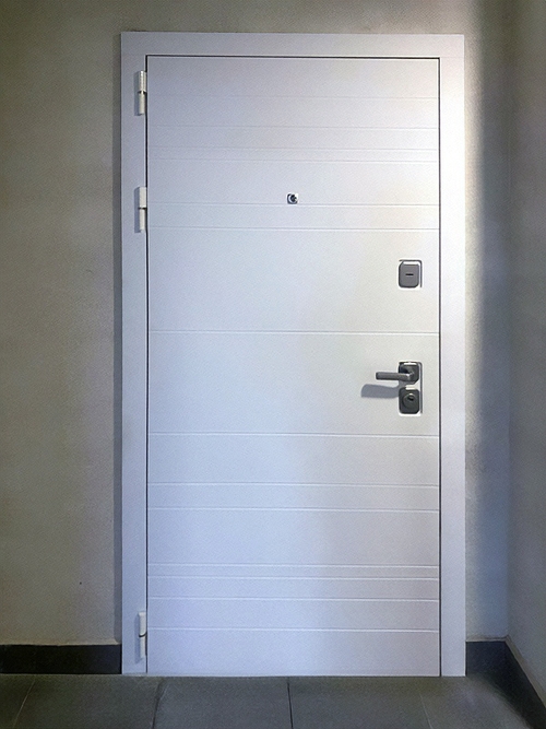 Дверь белого цвета