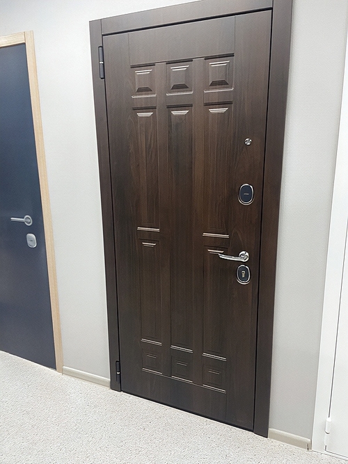 Металлическая дверь с плитами МДФ