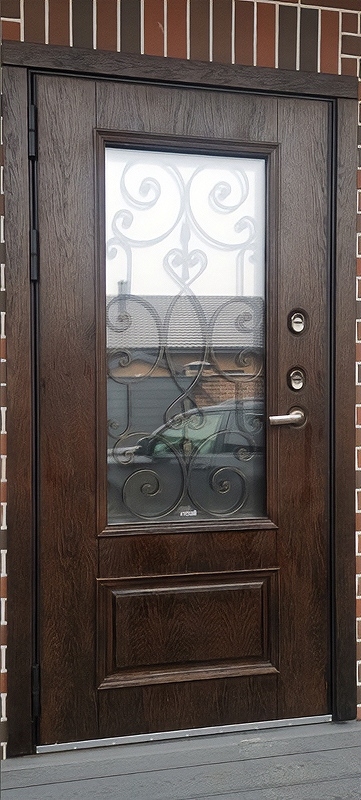 Остекленная дверь с ковкой