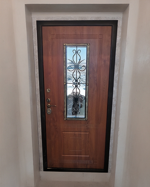 Дверь с окном и ковкой