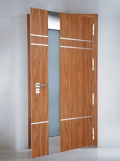 Дверь МДФ с узким стеклом