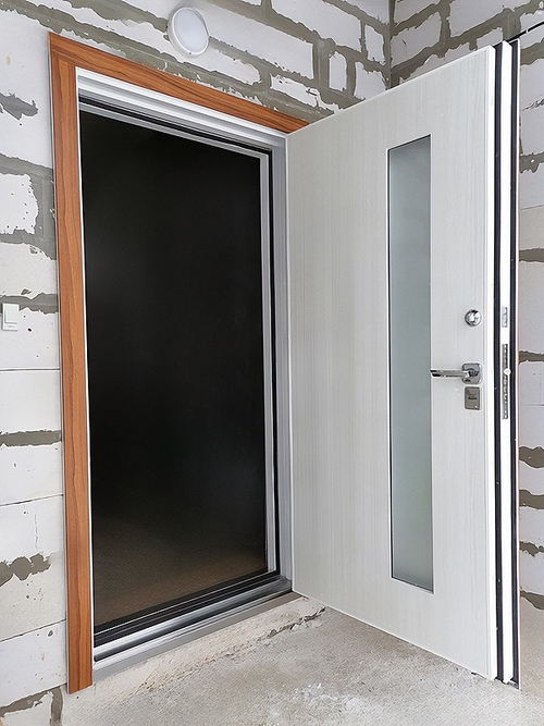 Дверь МДФ с узким стеклом