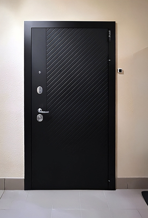 Черная дверь с МДФ