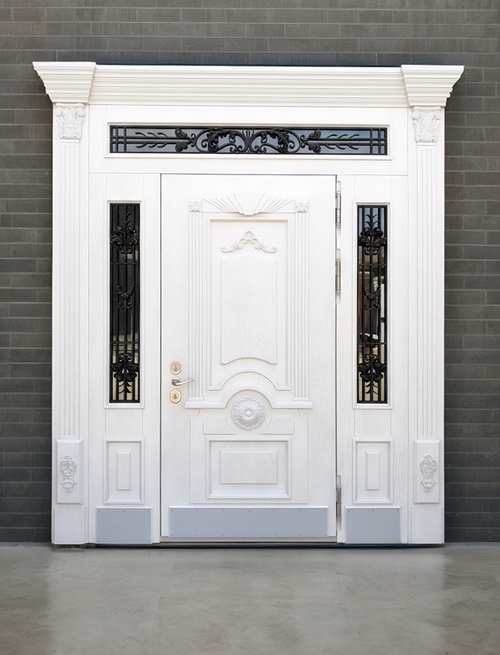 Парадная белая дверь с капителями