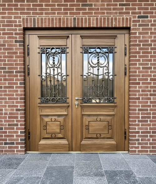 Парадная дверь с ковкой и массивом