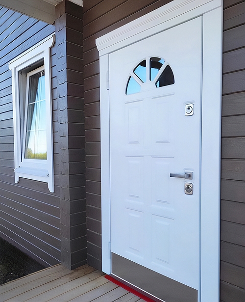 Белая дверь с отбойником и окном