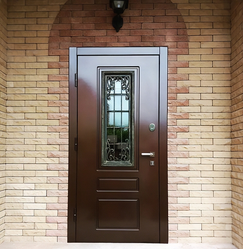 Коричневая дверь с ковкой и стеклом