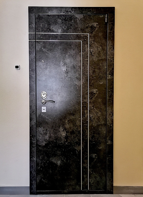 Дверь с декоративными плитами МДФ