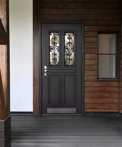 Дверь с двумя стеклами и ковкой