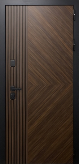 Входная дверь с коричневыми панелями MDF
