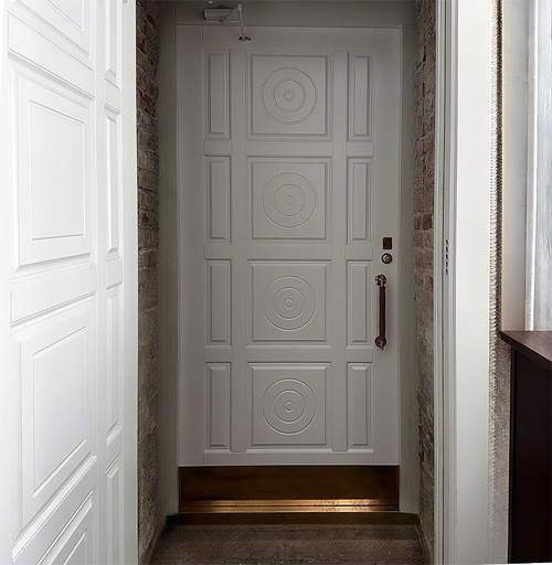 Белая арочная дверь