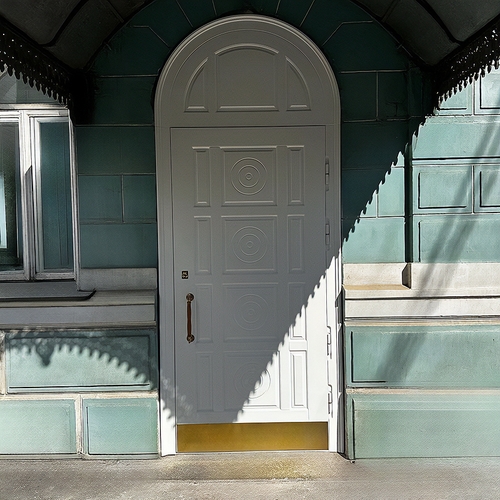 Белая арочная дверь