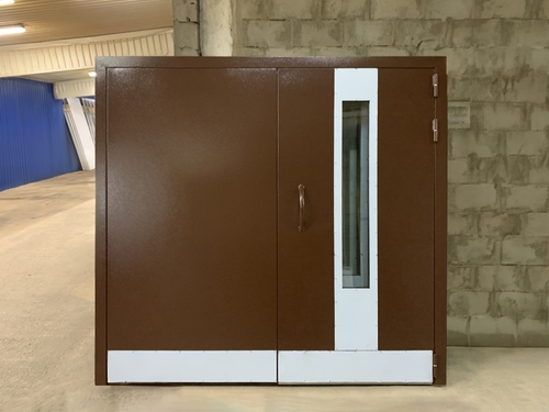 Дверь коричневого цвета