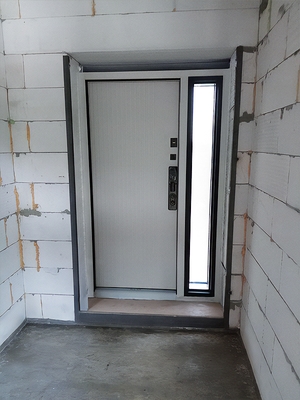 Дверь с бугельной ручкой и smart-замком