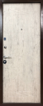 Дверь в квартиру с фрезерованными панелями