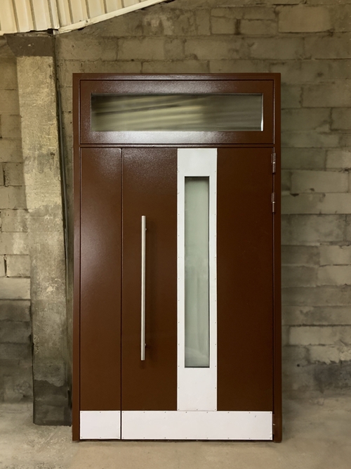 Дверь в подъезд с верхней вставкой