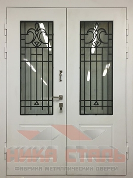 Входная дверь в коттедж со стеклом и решеткой