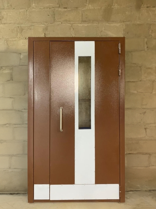 Коричневая подъездная дверь