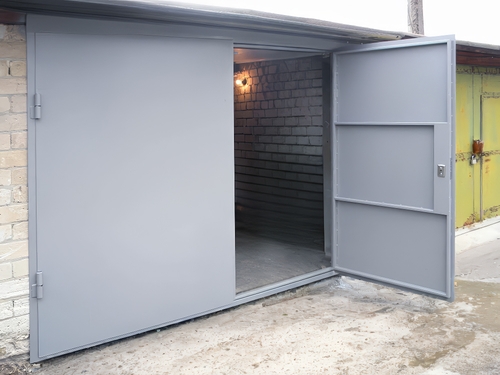 Серые железные ворота