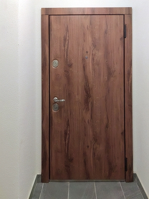 Входная квартирная дверь