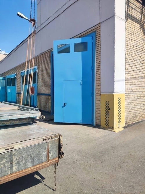 Ворота голубого цвета